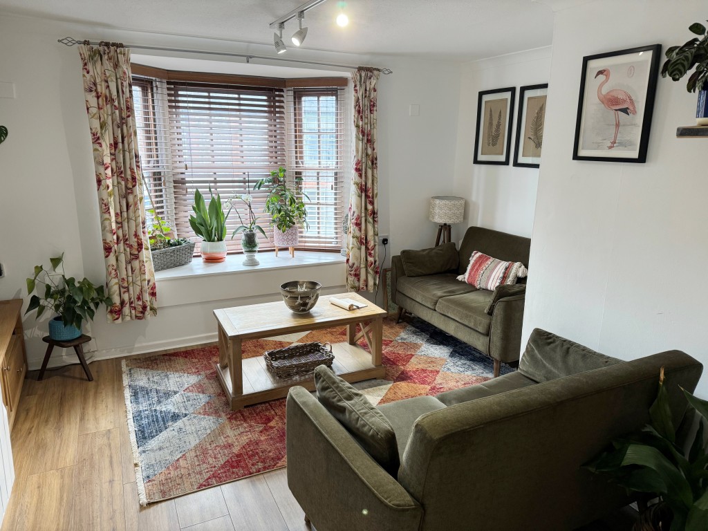 Lot: 27 - SHOP AND TWO-BEDROOM FLAT FOR INVESTMENT - First floor living room area